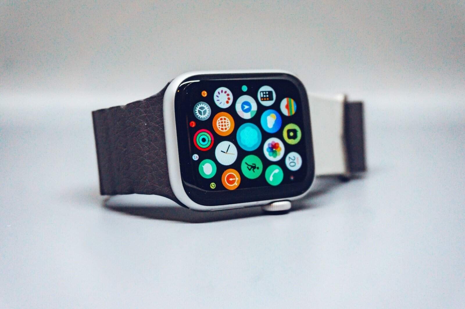 Smartwatch com aplicativos de tecnologia e comunicação, tecnologia wearable, gadgets e inovação tecnológica.