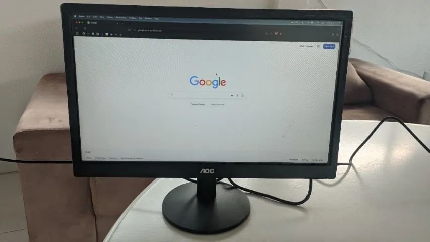 Tela de computador exibindo busca no Google - tecnologia e internet.