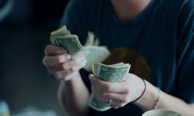 Dinheiro em papel dólar, pessoa contando notas de dólar, finanças e economia.