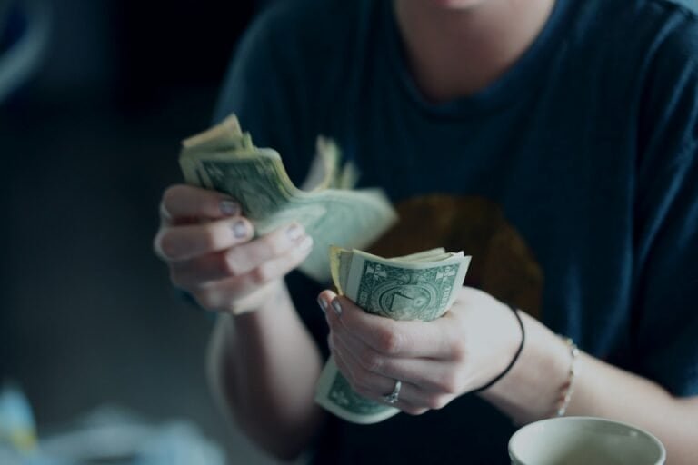Dinheiro em papel dólar, pessoa contando notas de dólar, finanças e economia.