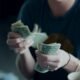 Dinheiro em papel dólar, pessoa contando notas de dólar, finanças e economia.