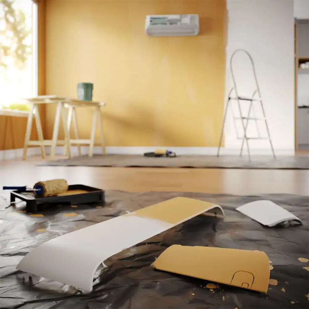 Pintura de parede em andamento com rolo e fita isolante, ambiente de sala moderna em reforma.