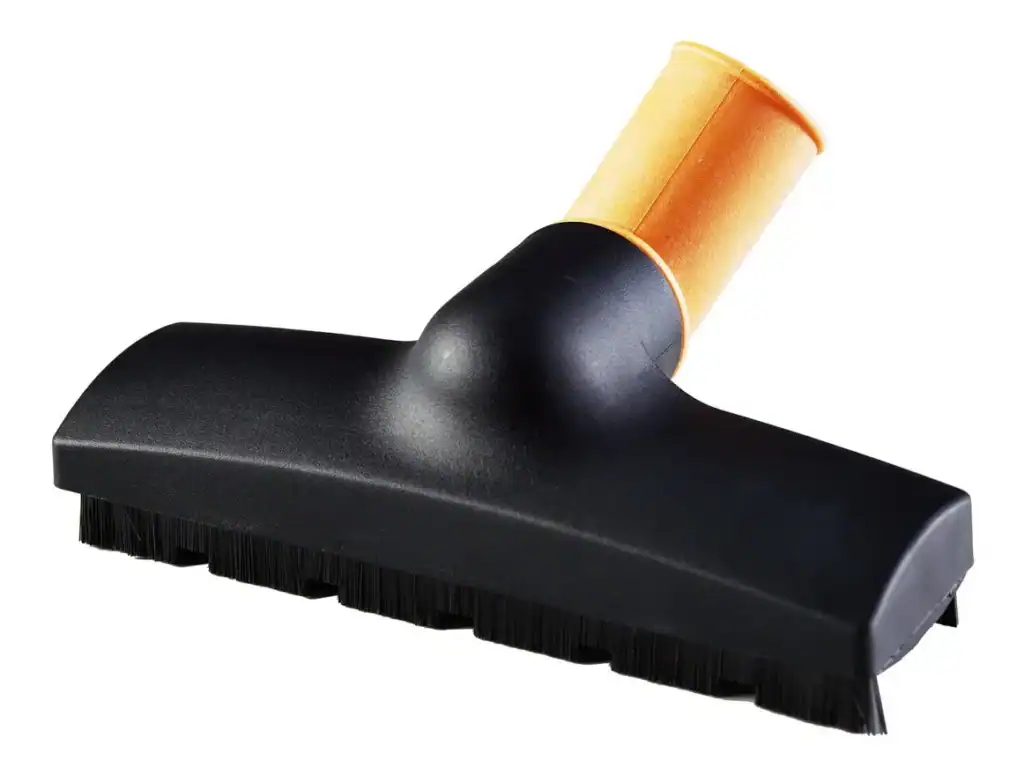 Aspirador de pó portátil com escova preta e tubo de madeira.