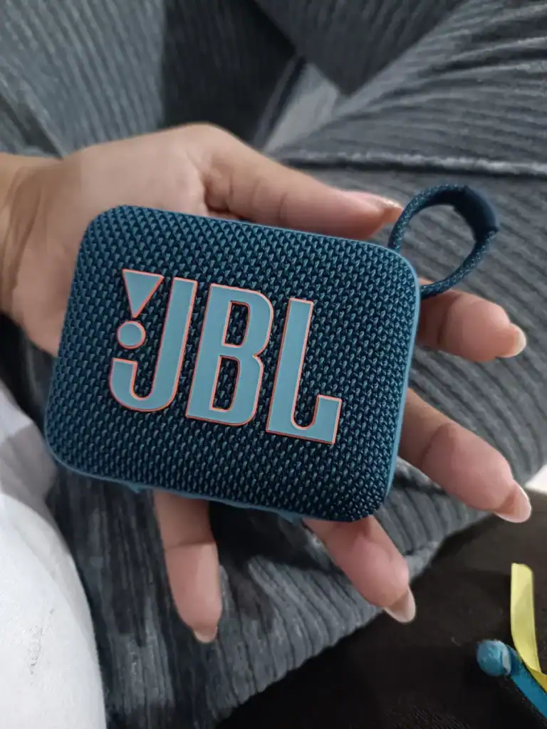 JBL porta-voz bluetooth em destaque, tecnologia de áudio portátil, som de alta qualidade, design compacto, fácil de transportar.