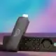 Fire TV Stick com controle remoto, dispositivo de streaming de mídia digital.