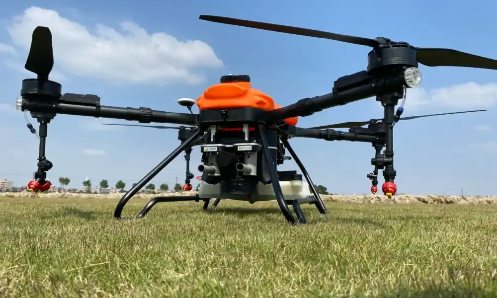 Drone agrícola para pulverização de fertilizantes e pesticidas em plantações.