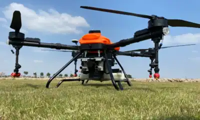 Drone agrícola para pulverização de fertilizantes e pesticidas em plantações.