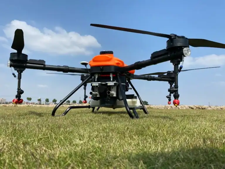 Drone agrícola para pulverização de fertilizantes e pesticidas em plantações.
