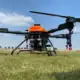 Drone agrícola para pulverização de fertilizantes e pesticidas em plantações.
