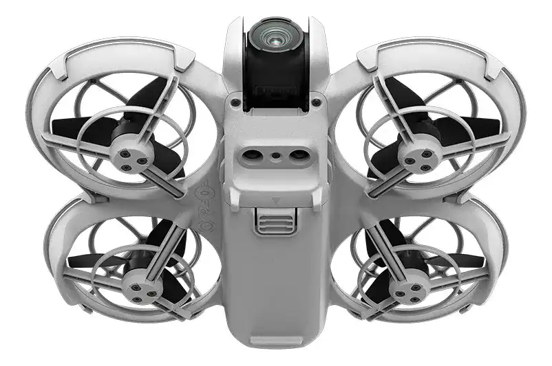 Drone com câmera de alta qualidade, ideal para fotografia aérea e vídeos profissionais.