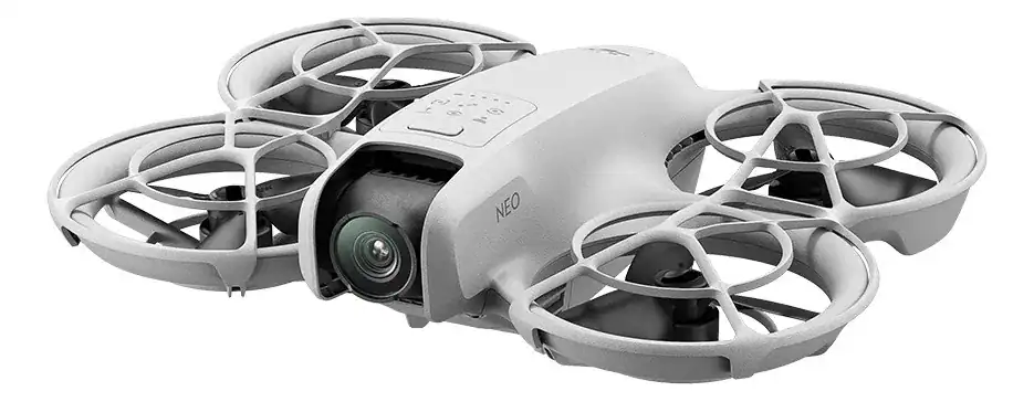 Drone com câmera e design compacto para fotografia aérea e videografia.