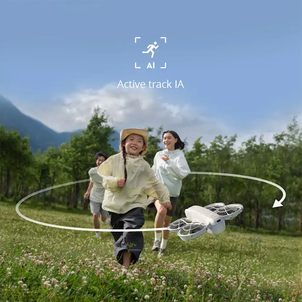 Drone com câmera de rastreamento ativo em campo aberto com crianças brincando.