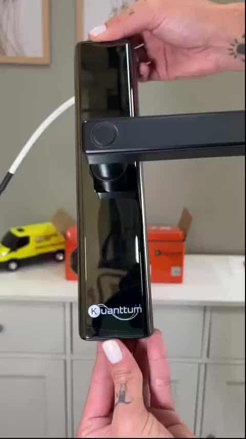 Controle de luz inteligente compatível com dispositivos domésticos.