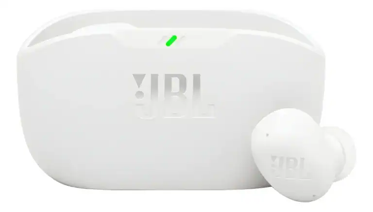 Fones de ouvido JBL com estojo de carregamento branco, tecnologia de áudio premium.