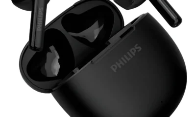 Fones Bluetooth sem fio da Philips com case de carregamento preto.