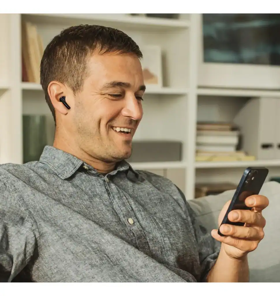 Fone sem fio para smartphone e computador, homem sorrindo usando headset sem fio, tecnologia de áudio.
