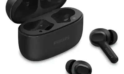 Fones de ouvido wireless Philips com estojo de carregamento compacto.