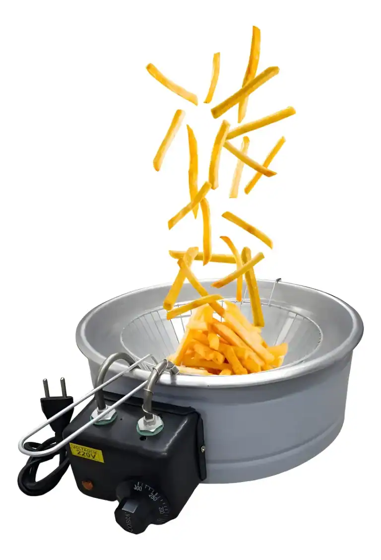 Chips de batata sendo feitos em máquina de fritar industrial.