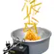 Chips de batata sendo feitos em máquina de fritar industrial.