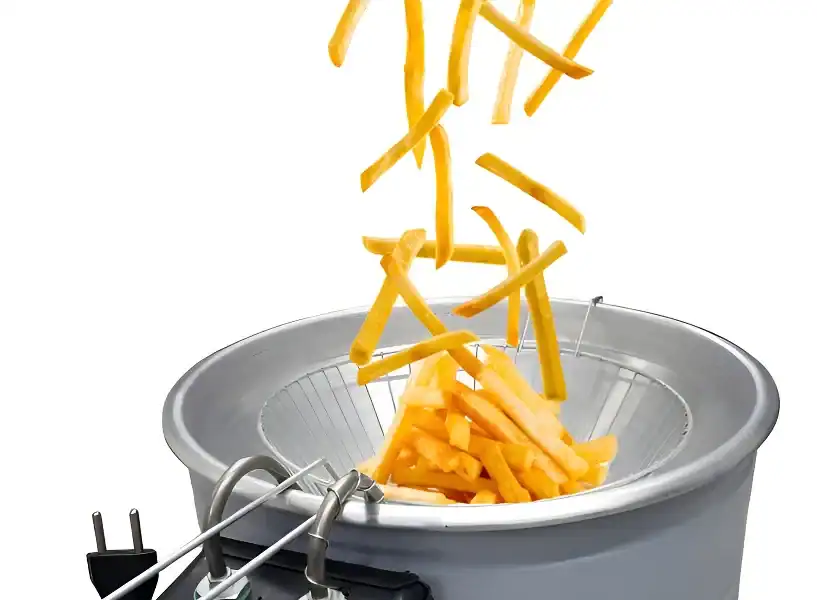 Chips de batata sendo feitos em máquina de fritar industrial.