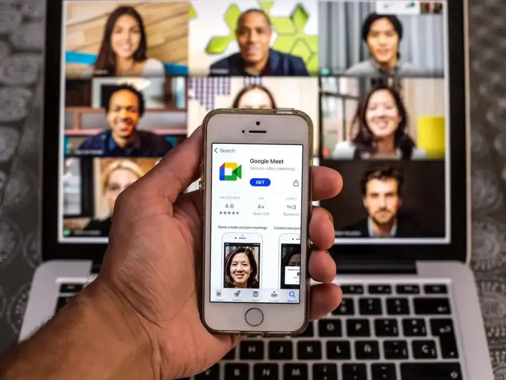 Videochamada pelo Google Meet com várias pessoas em uma tela de computador.