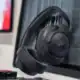 Fone Bluetooth JBL over-ear preto em ambiente de escritório com computador.