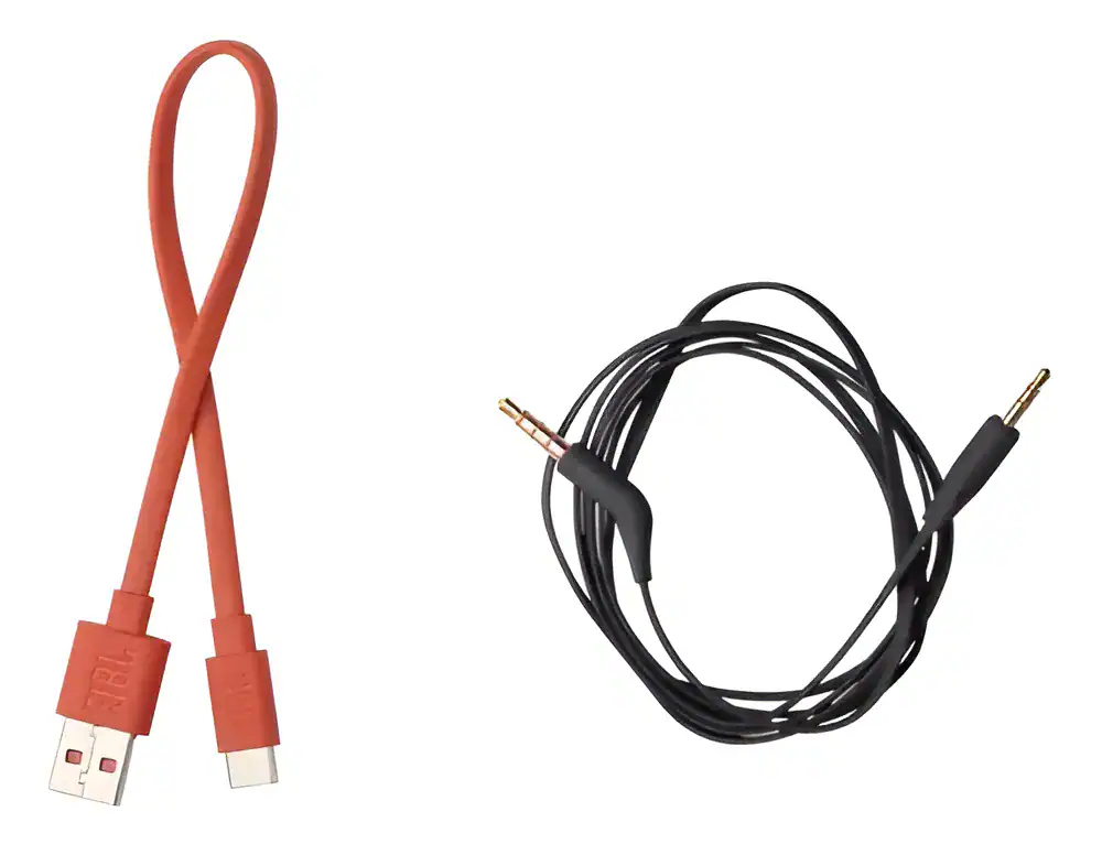 Cabos de carga USB para dispositivos eletrônicos e fones de ouvido com conexão 3,5mm.