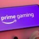 Smartphone exibindo logotipo do Prime Gaming, tecnologia de jogos, assinatura de jogos, evolução de dispositivos móveis, inovação em entretenimento digital.