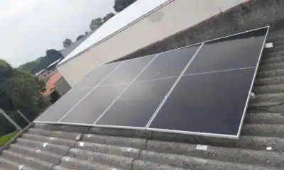 Painel de energia solar fotovoltaica instalado em telhado residencial.