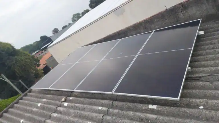 Painel de energia solar fotovoltaica instalado em telhado residencial.