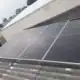 Painel de energia solar fotovoltaica instalado em telhado residencial.