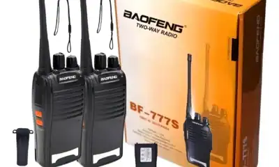 Bate-papo: Rádio de comunicação portátil com dois transmissores e acessórios, ideal para segurança e eventos.