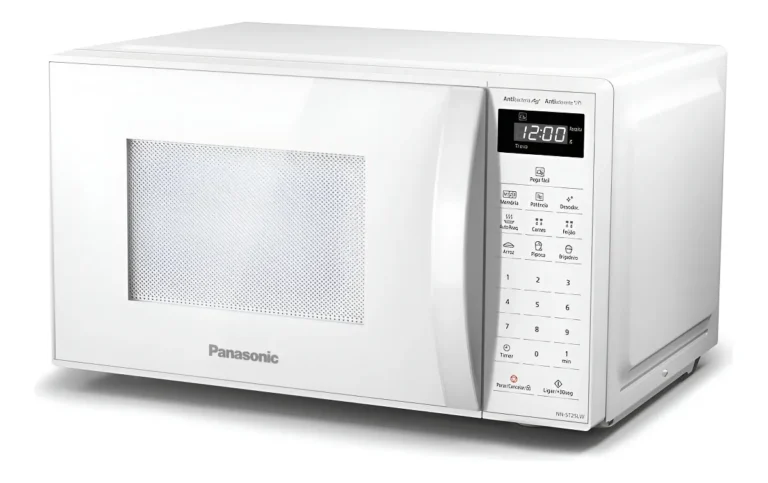Micro-ondas branco da Panasonic com painel digital e funções variadas.