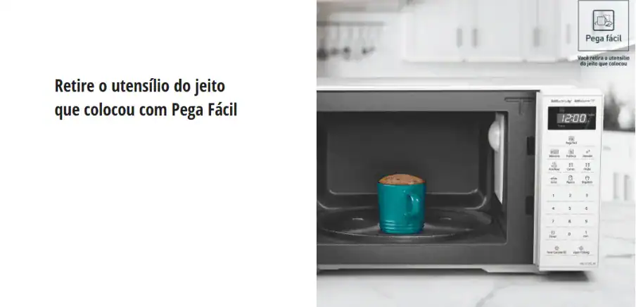 Copo com bolo dentro do micro-ondas, ressaltando facilidade na retirada do utensílio.