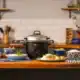 Repolho cozido em panela de arroz elétrica, além de pratos com arroz e ingredientes variados na cozinha moderna.