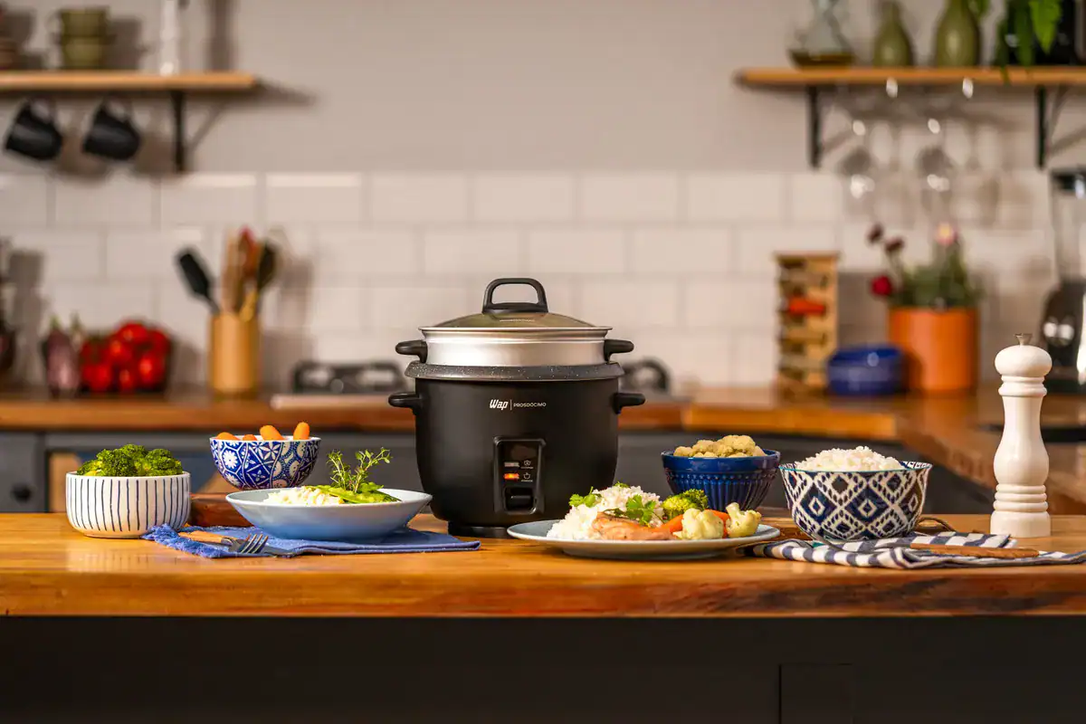 Repolho cozido em panela de arroz elétrica, além de pratos com arroz e ingredientes variados na cozinha moderna.