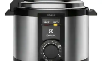Lâmpada inteligente LED com controle remoto para iluminação automatizada.