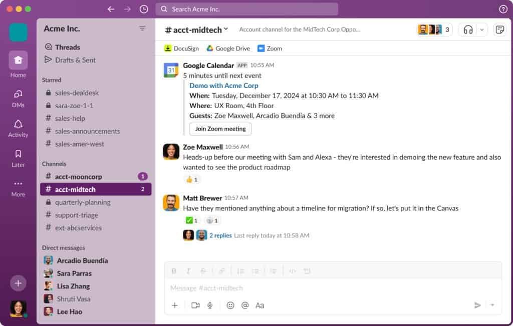 Chat screenshot de equipe de trabalho em plataforma de comunicaçãoSlack, foco em reuniões e colaboração remot.