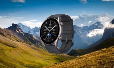 Smartwatch com tela circular e pulseira de silicone em cenário montanhoso revitalizante.