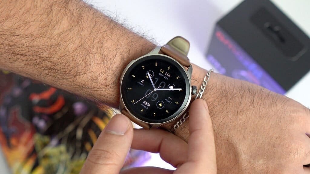 Relógio inteligente masculino com pulseira de couro, mostrando funcionalidades digitais avançadas.