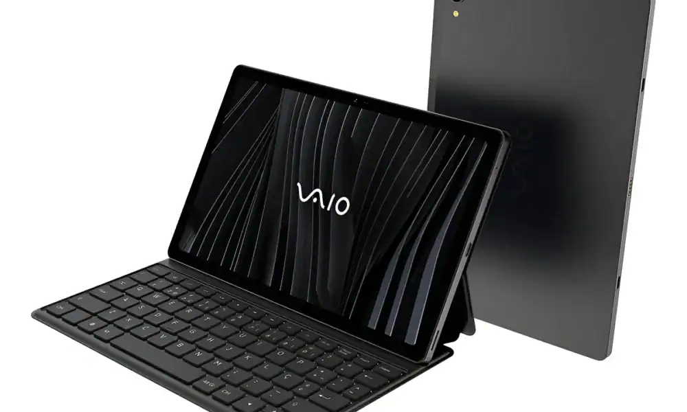 Smartphone com teclado portátil, tecnologia e inovação.