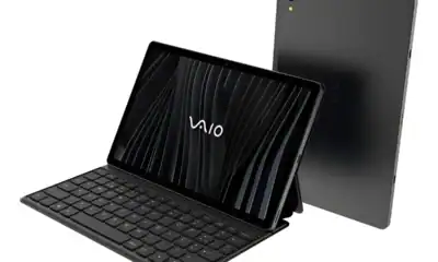 Smartphone com teclado portátil, tecnologia e inovação.