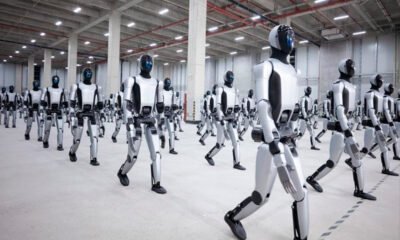 Androide futurista em fábrica de robôs de inteligência artificial.