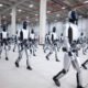 Androide futurista em fábrica de robôs de inteligência artificial.