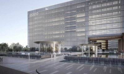 Arranha-céu moderno com fachada de vidro e ambiente corporativo.