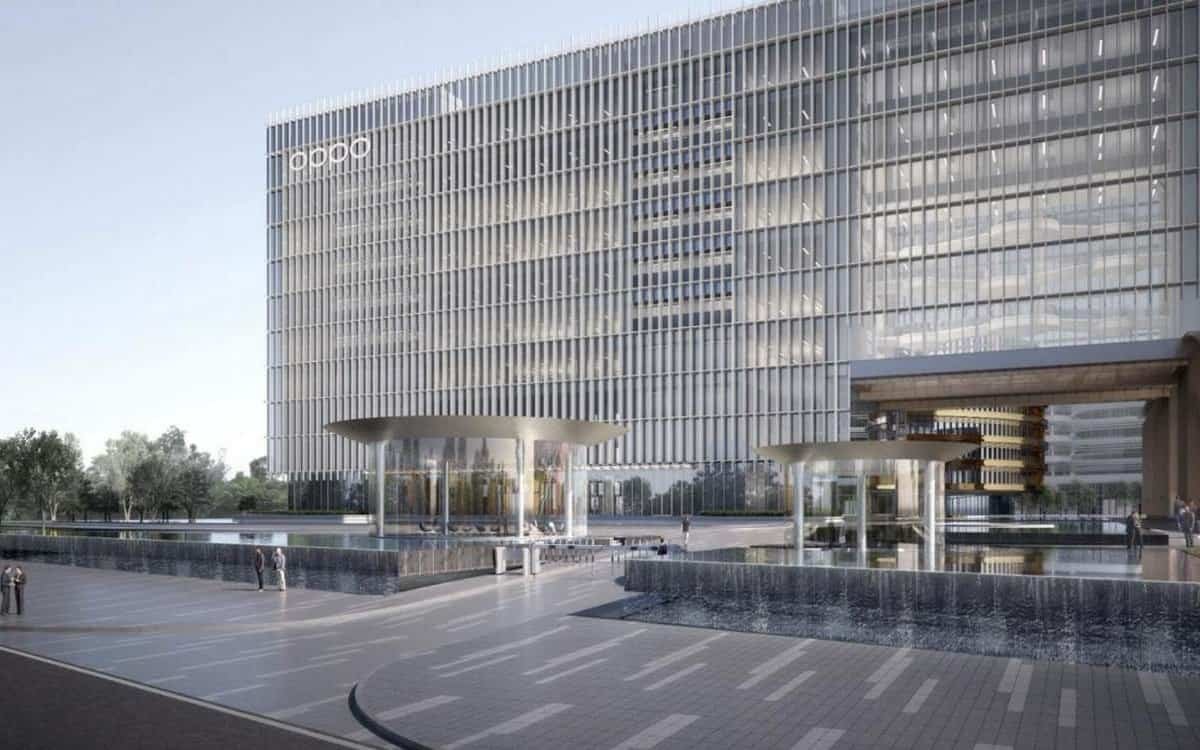 Arranha-céu moderno com fachada de vidro e ambiente corporativo.