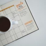 Tarefas de tecnologia, calendário mensal, planner de produtividade, rotina organizada, planejamento de tarefas.