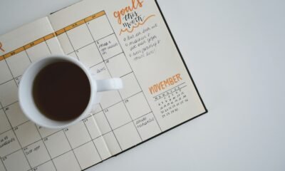 Tarefas de tecnologia, calendário mensal, planner de produtividade, rotina organizada, planejamento de tarefas.