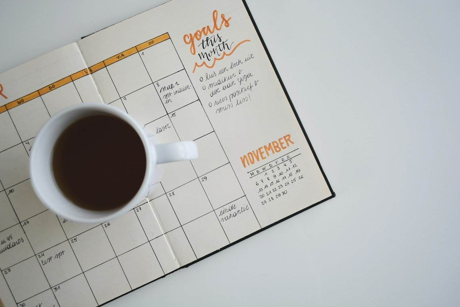 Tarefas de tecnologia, calendário mensal, planner de produtividade, rotina organizada, planejamento de tarefas.