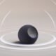 Bluetooth alto-falante portátil preto com controle de volume e luz LED, design compacto e moderníssimo.